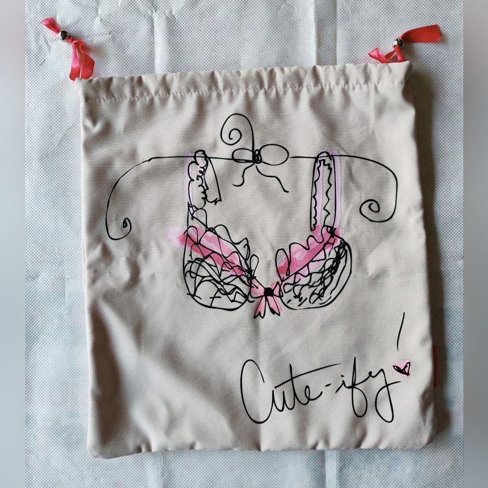 3/$30💜Mary Key Drawstring Bag with Pink Accents